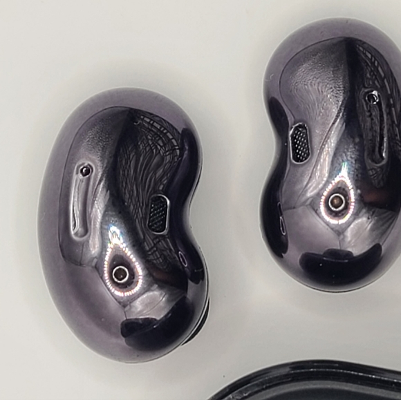 Brand New Buds Live Headphones TWS Bluetooth - Picture 4 of 12